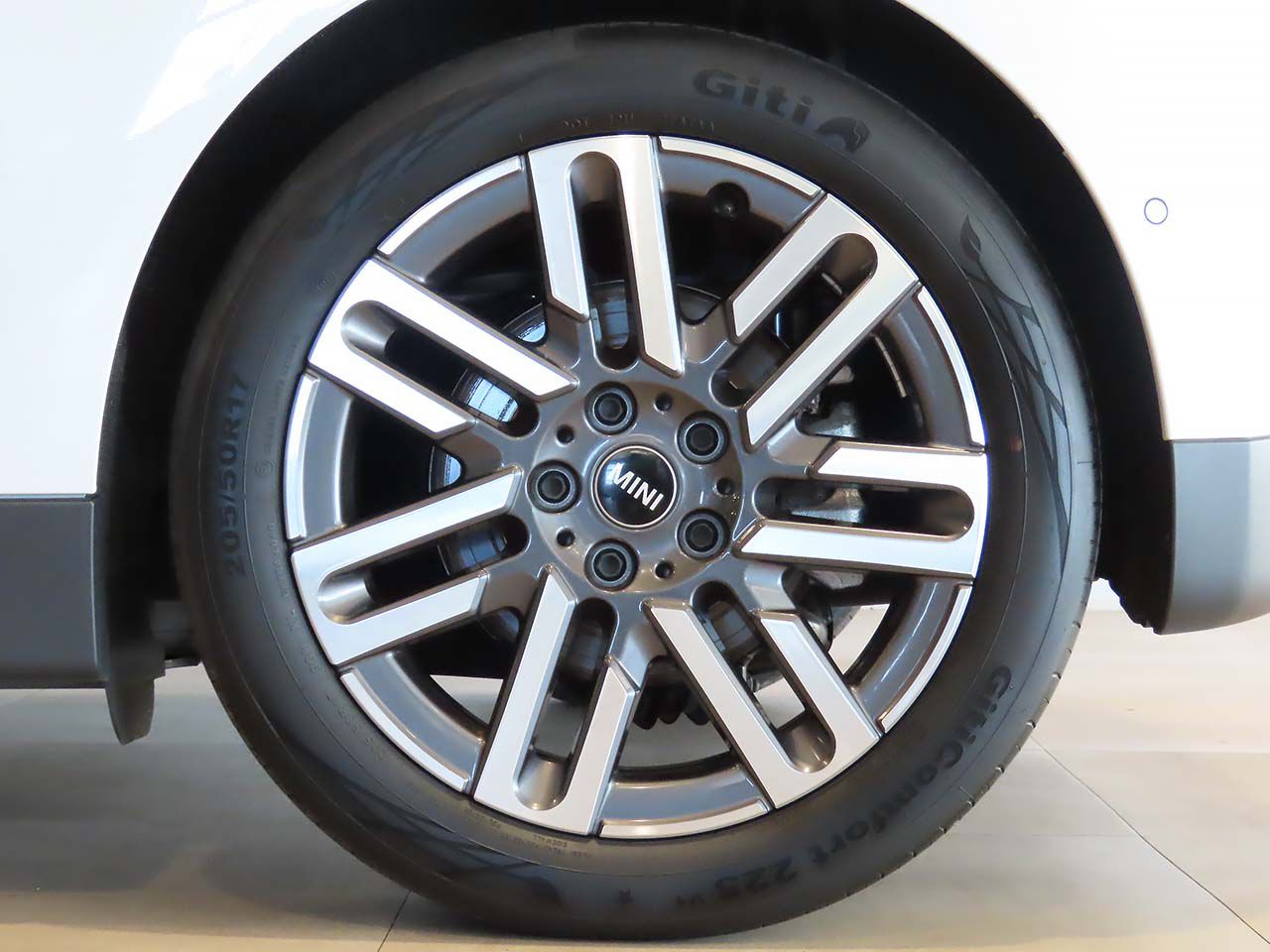 J01 MINI Cooper SE