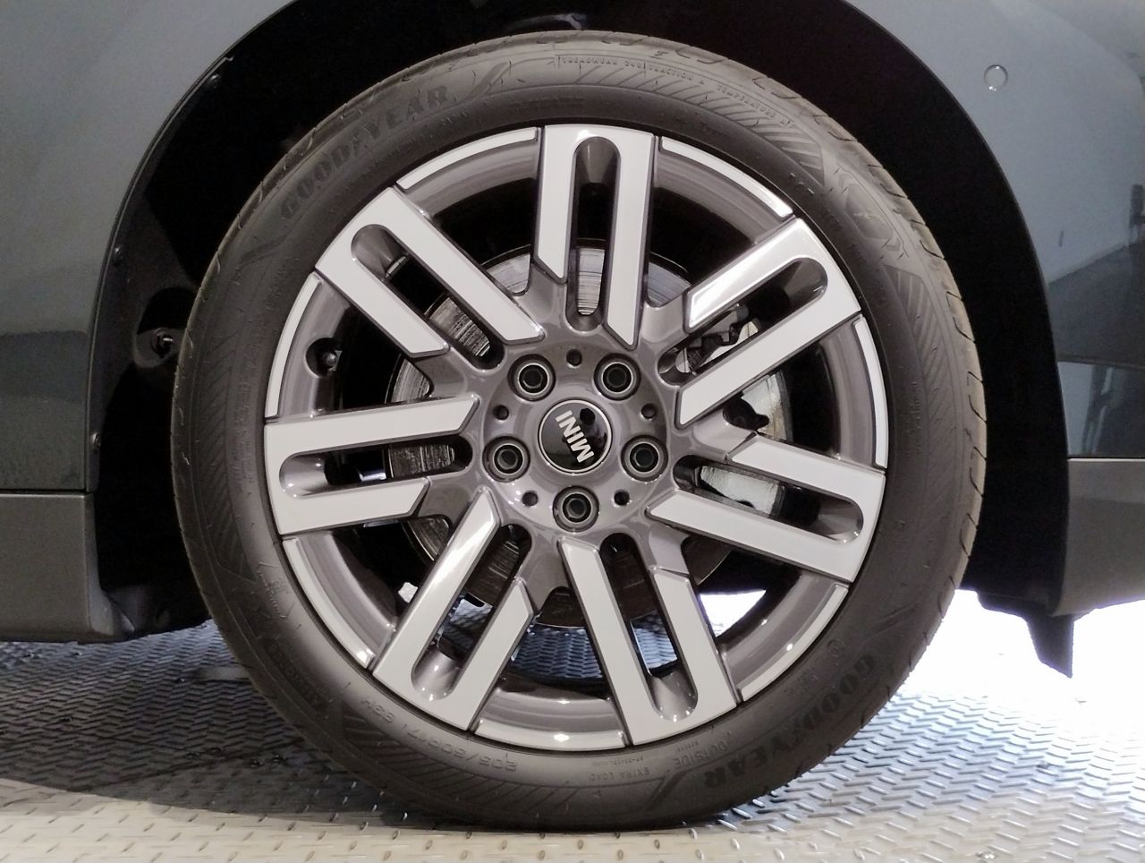 J01 MINI Cooper E