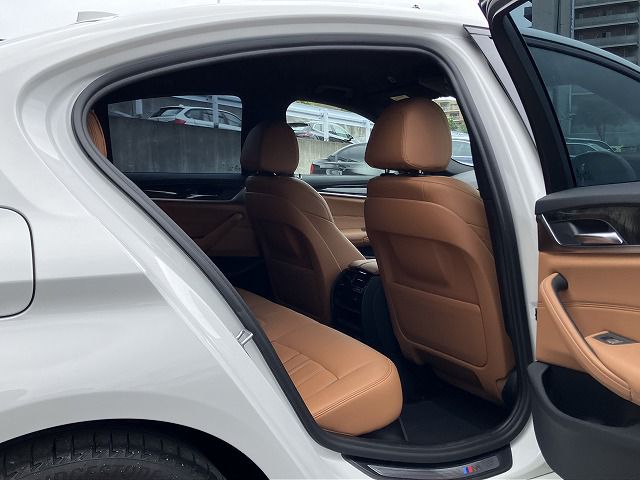 530e Sedan RHD