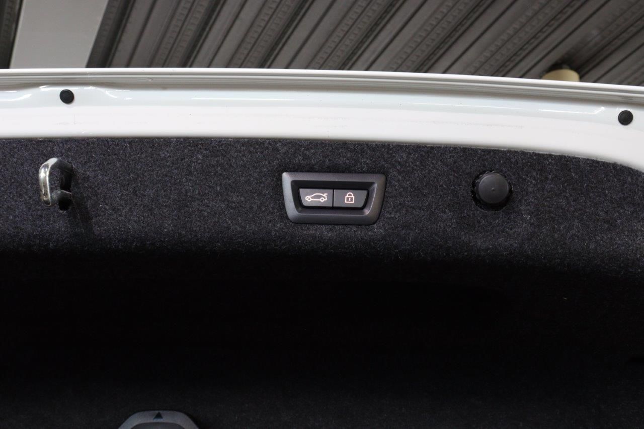 530e Sedan RHD