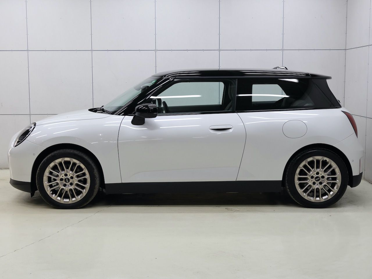 J01 MINI Cooper SE