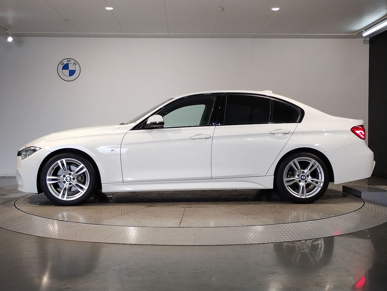 320I SEDAN RHD