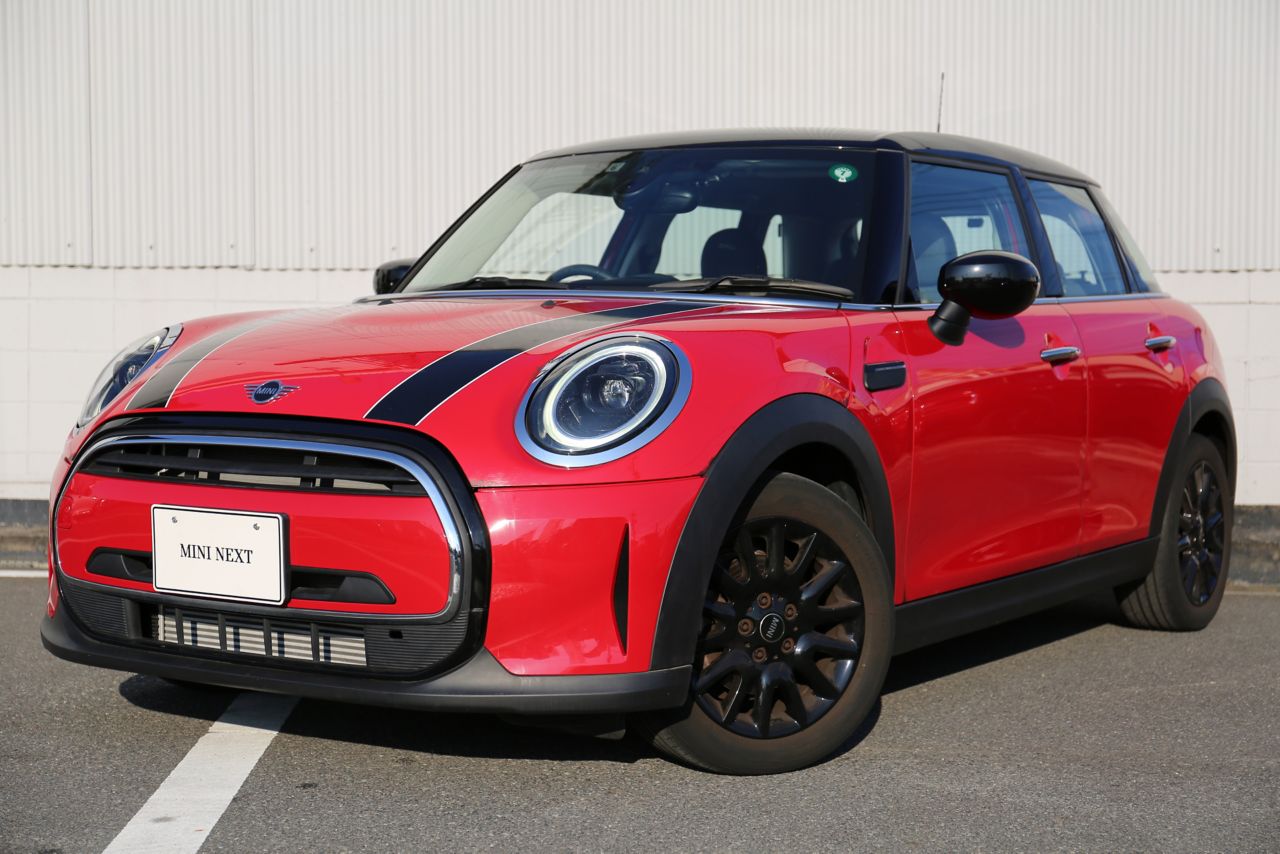 THE NEW MINI COOPER D 5 DOOR.