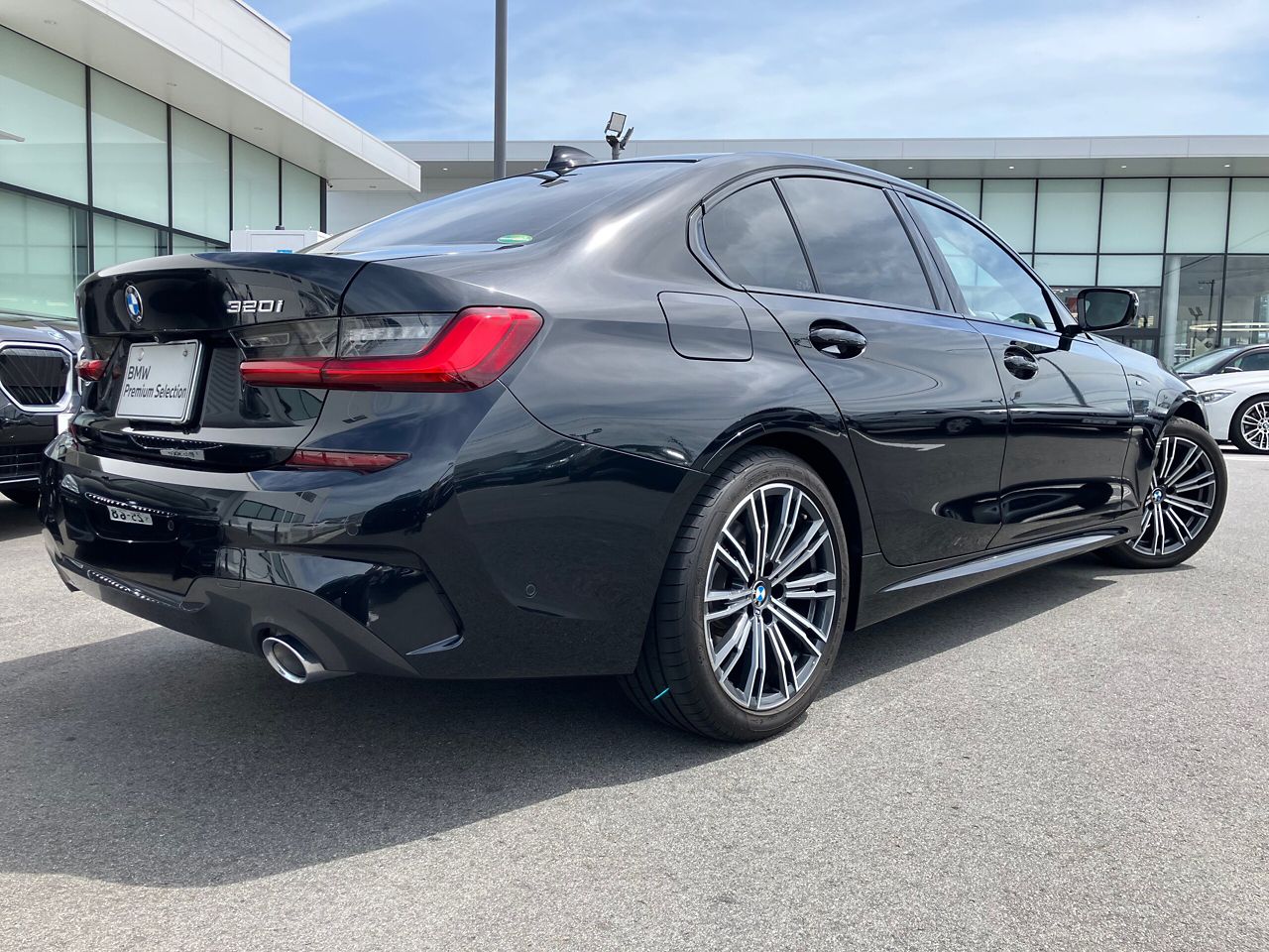 320i Sedan RHD