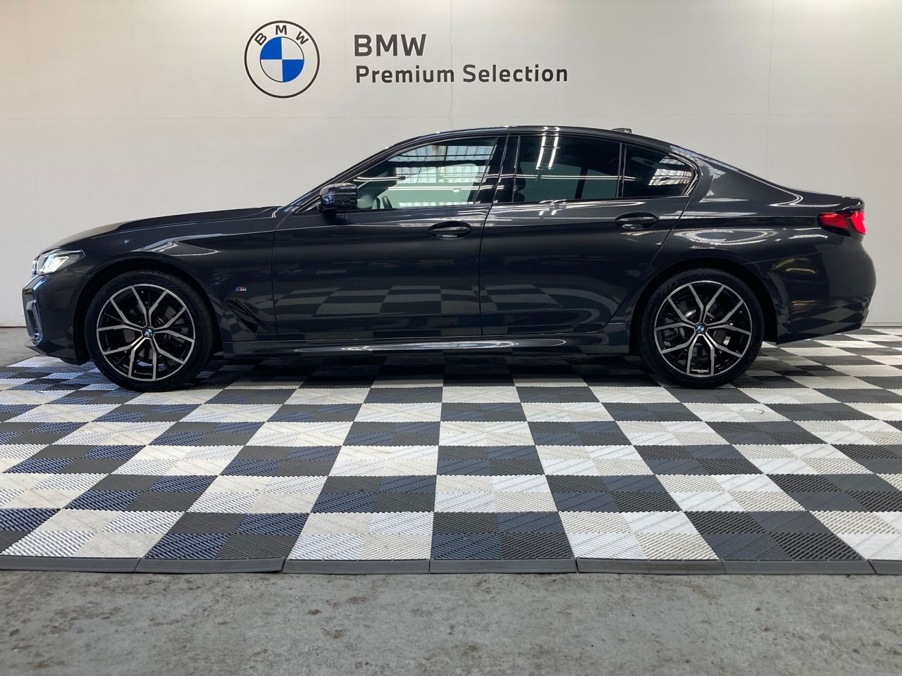 520d xDrive Sedan RHD