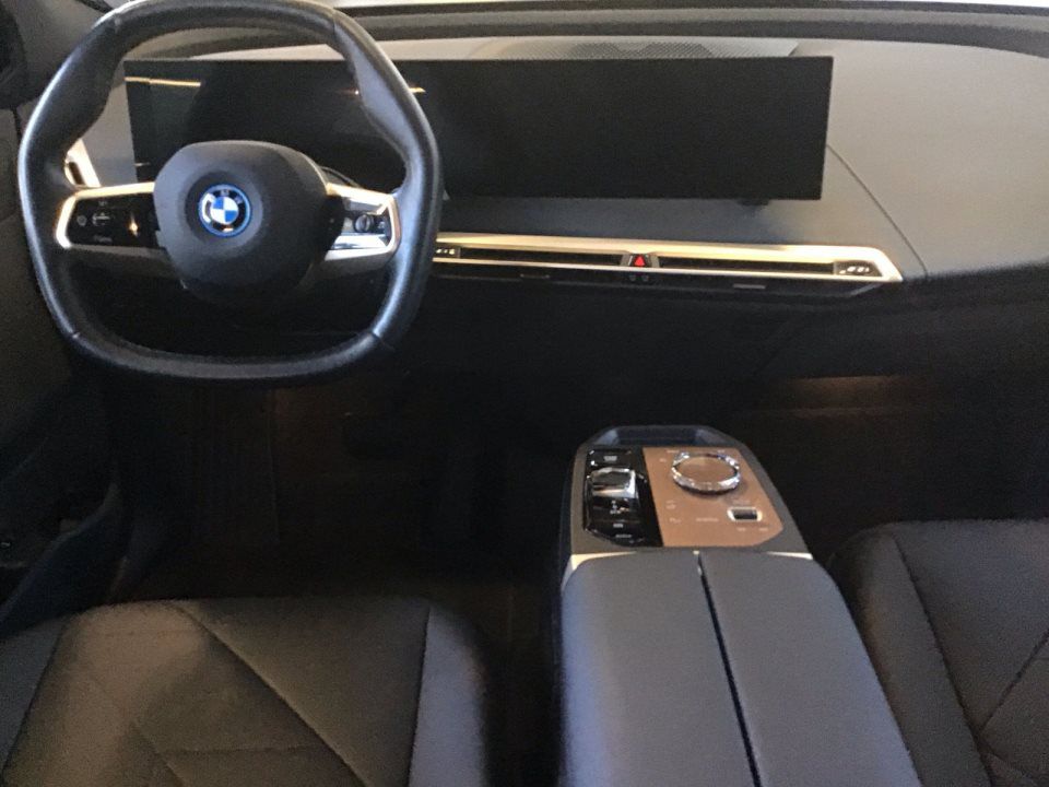 BMW iX