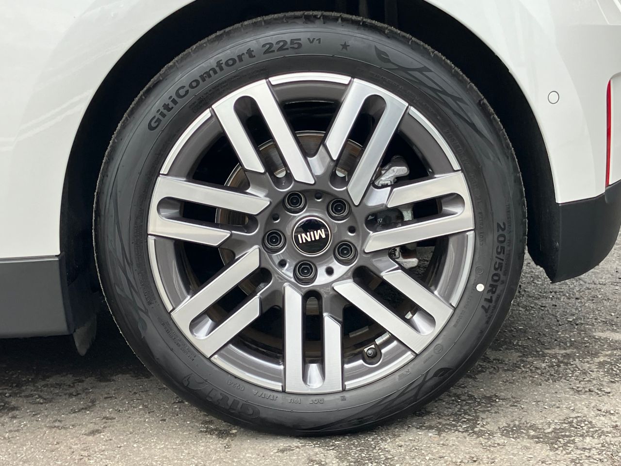 J01 MINI Cooper E