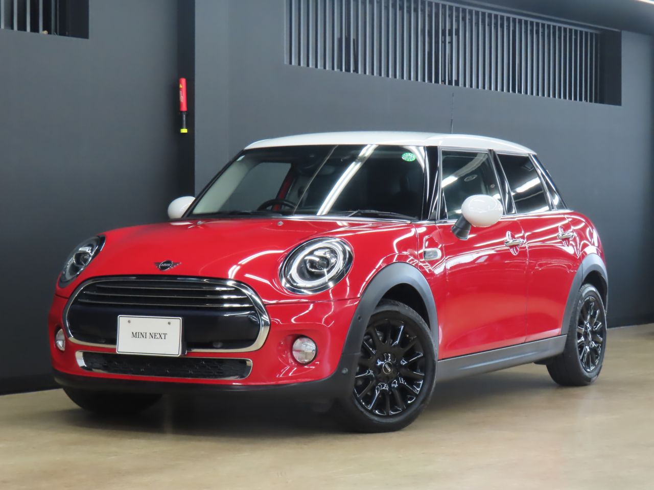 THE NEW MINI COOPER 5 DOOR.