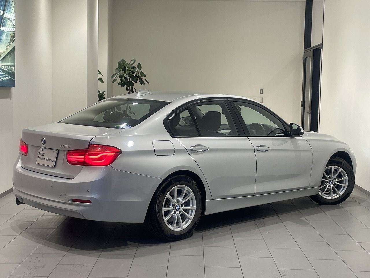 318I SEDAN RHD