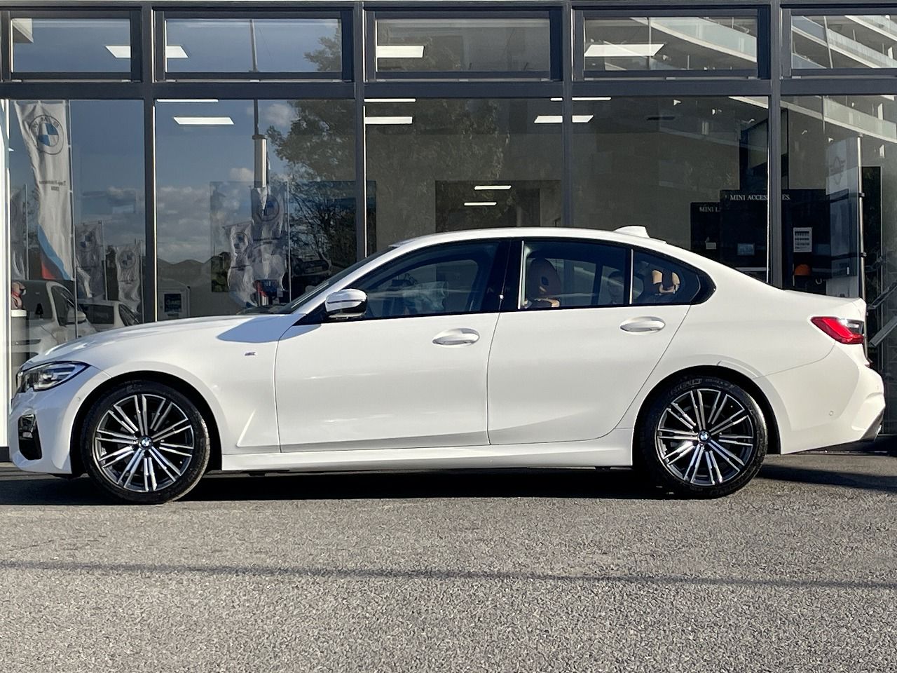 G20 320d xDrive RHD Saloon