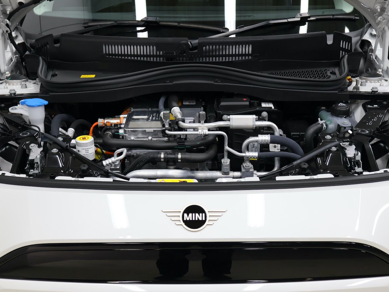 J01 MINI Cooper E