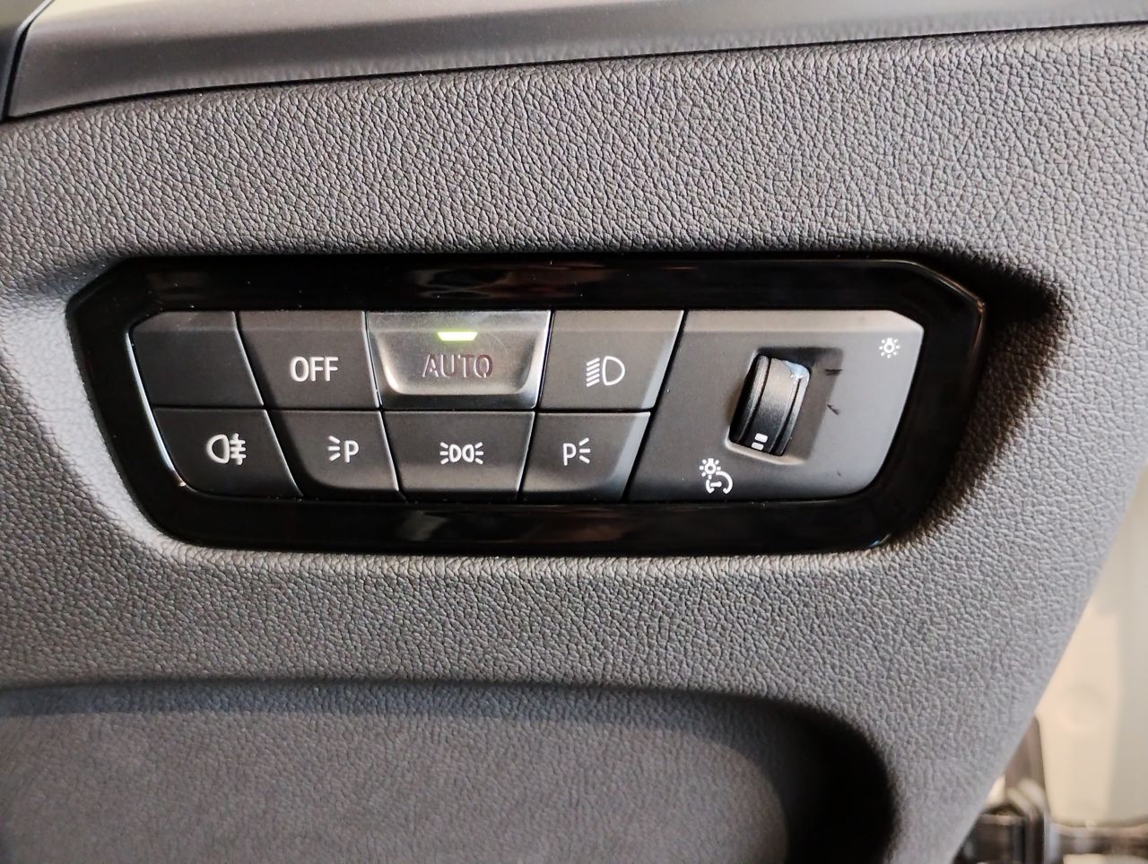 320d xDrive Berline RHD