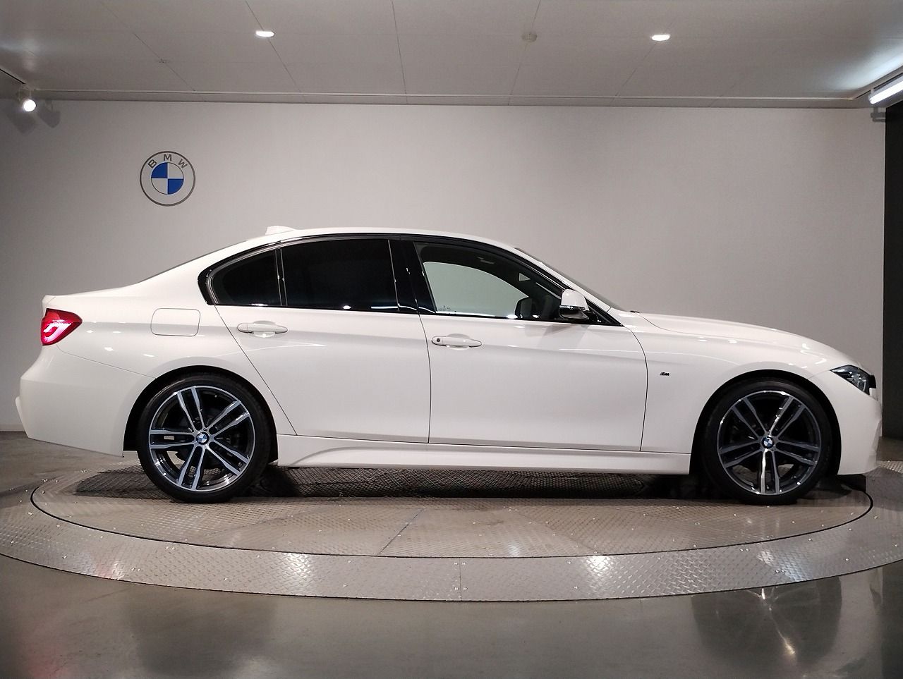 320I SEDAN RHD