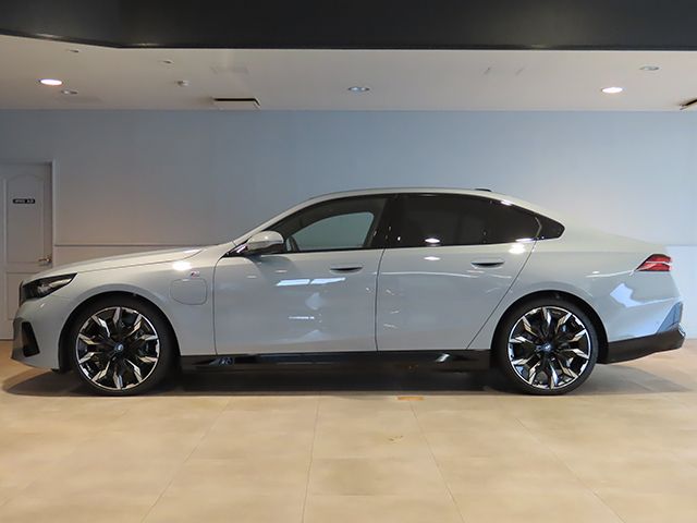 BMW i5 eDrive40 Sedan RHD