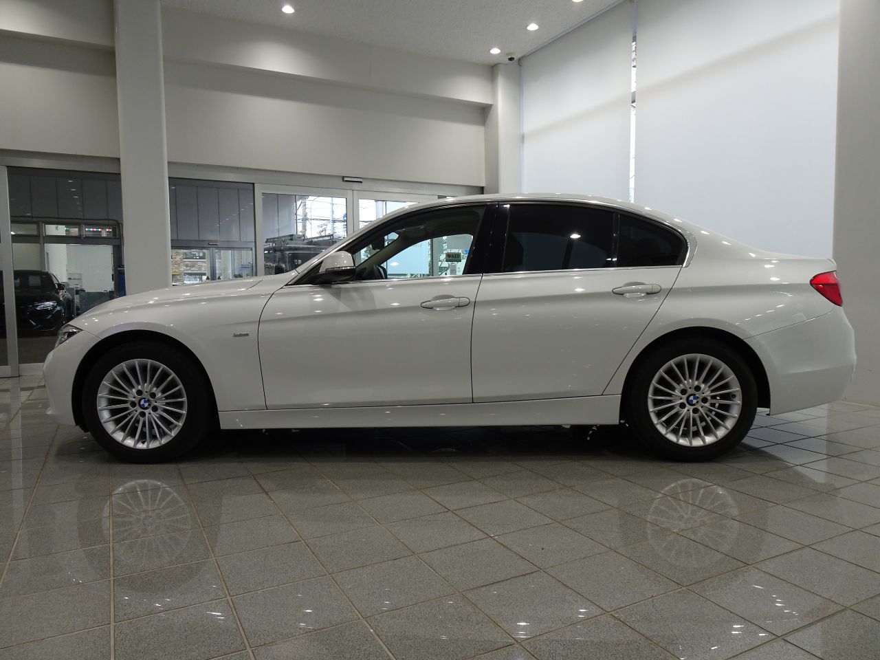 320D SEDAN RHD