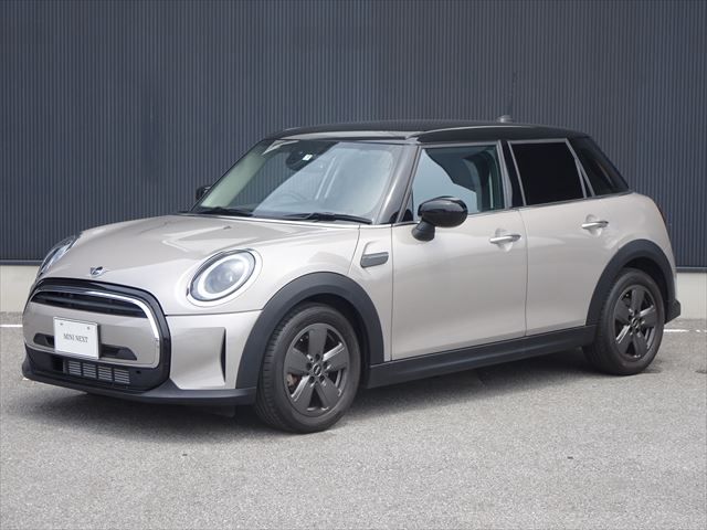 THE NEW MINI COOPER 5 DOOR.