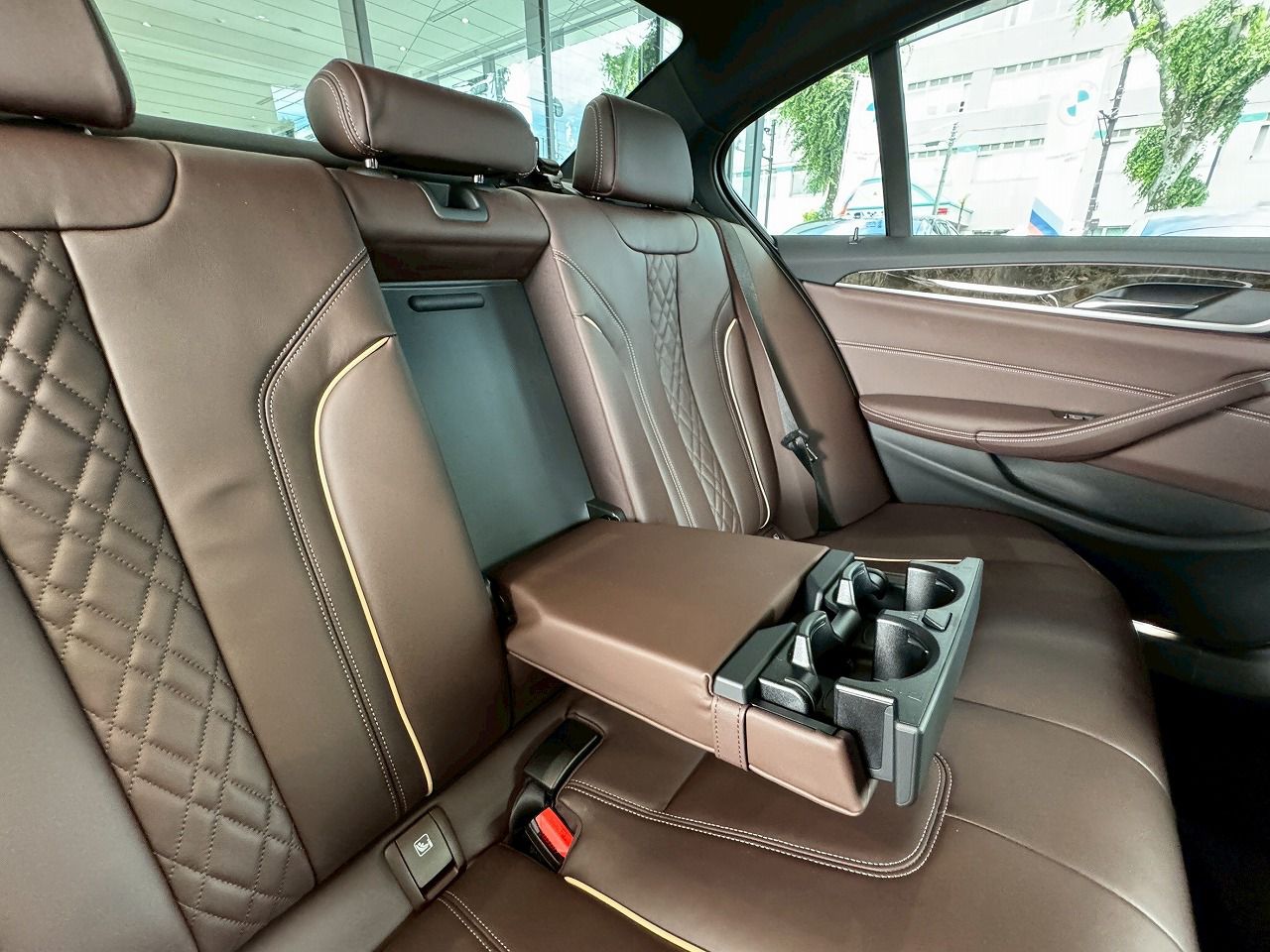 530e Sedan RHD