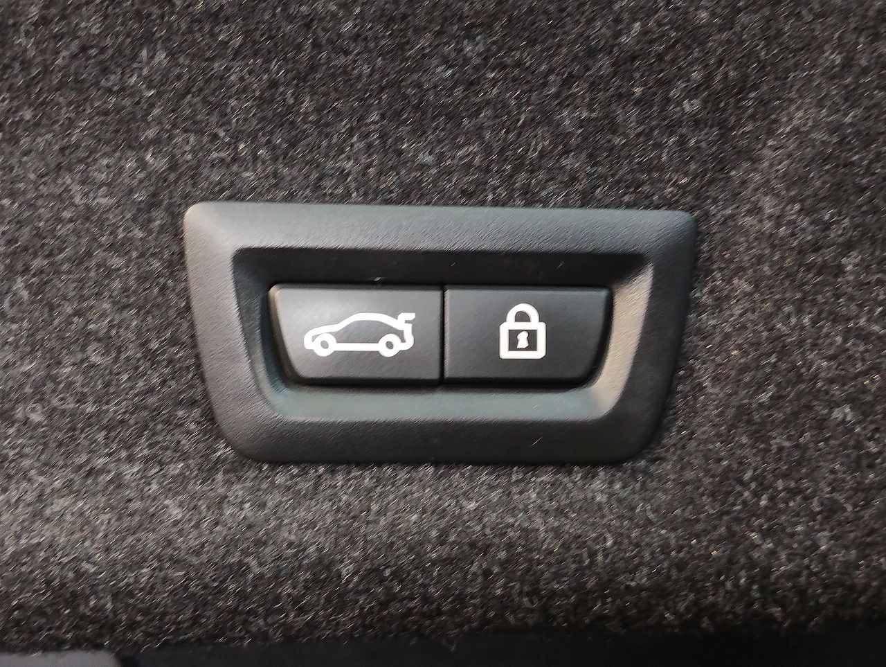 G20 330e Saloon RHD