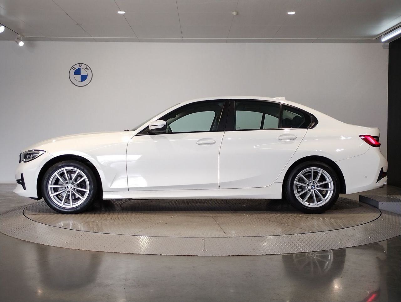 320i Sedan RHD