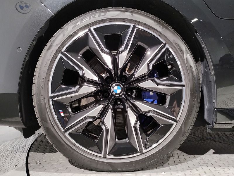 BMW i7 M70 xDrive Sedan RHD