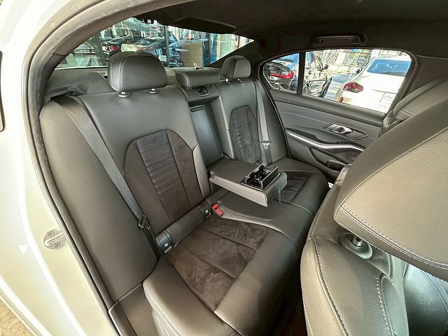 G20 320d xDrive RHD Saloon