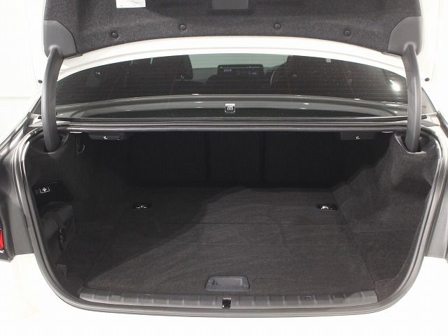 530e Sedan RHD