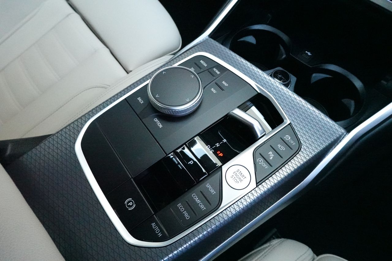 320d xDrive Berline RHD