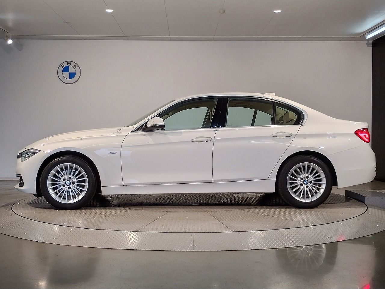 320D SEDAN RHD