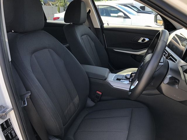 G20 320d xDrive RHD Saloon