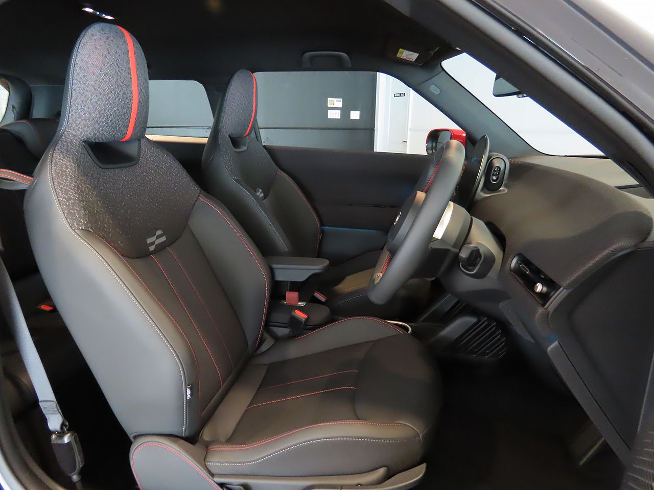 J01 MINI Cooper SE