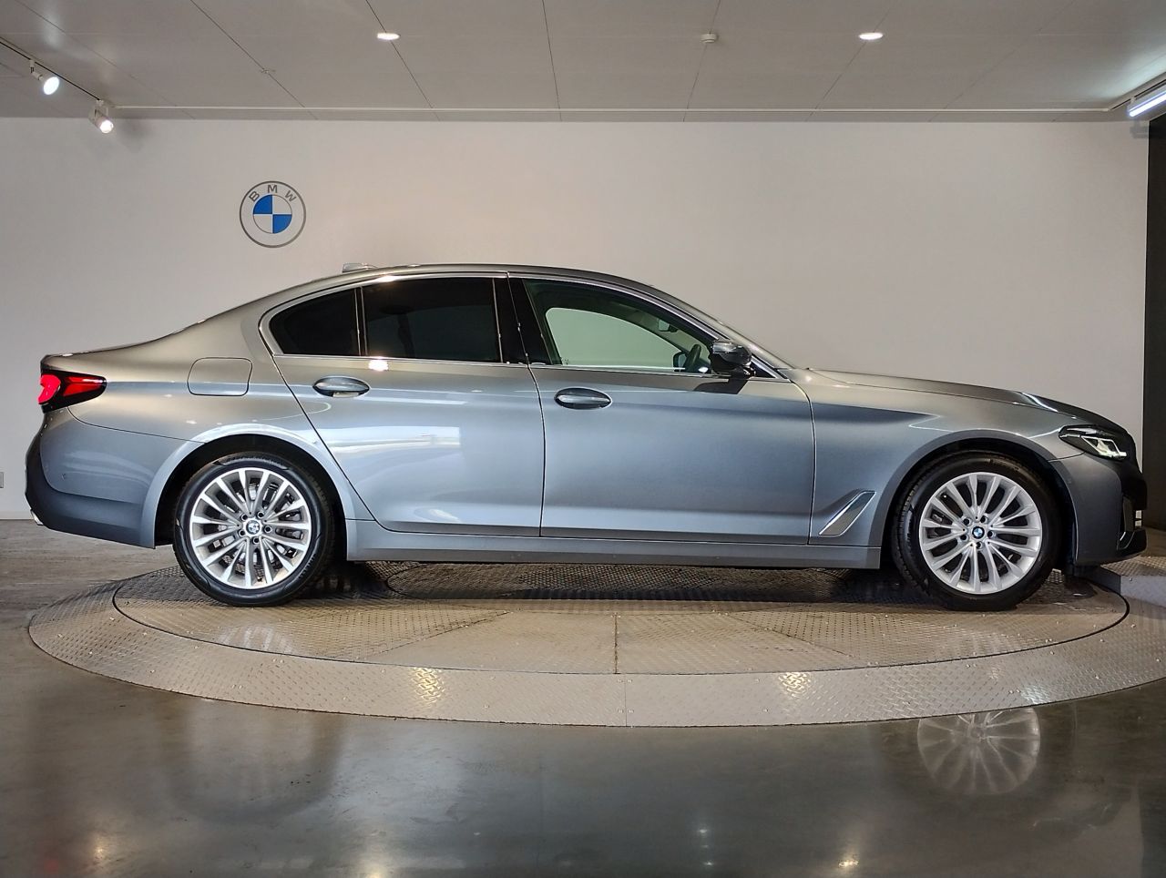 520d xDrive Sedan RHD