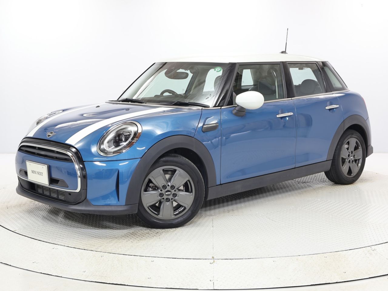 THE NEW MINI COOPER D 5 DOOR.