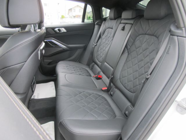 X6 M60i xDrive RHD