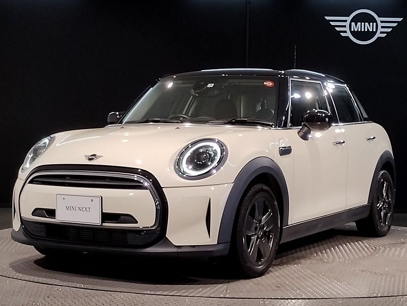 THE NEW MINI COOPER D 5 DOOR.