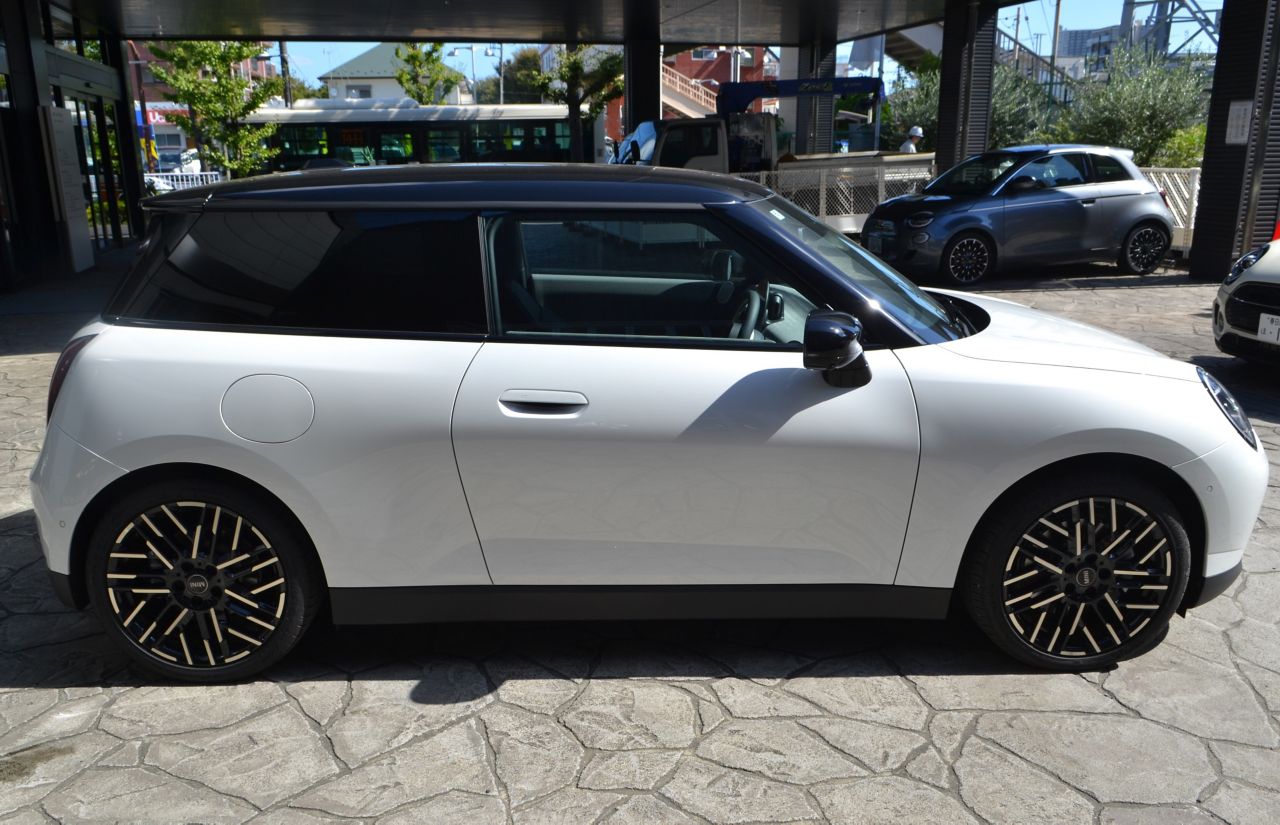 J01 MINI Cooper SE