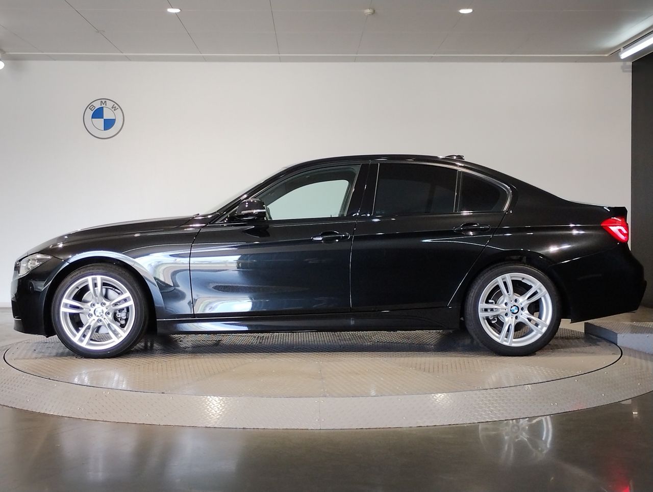 320I SEDAN RHD