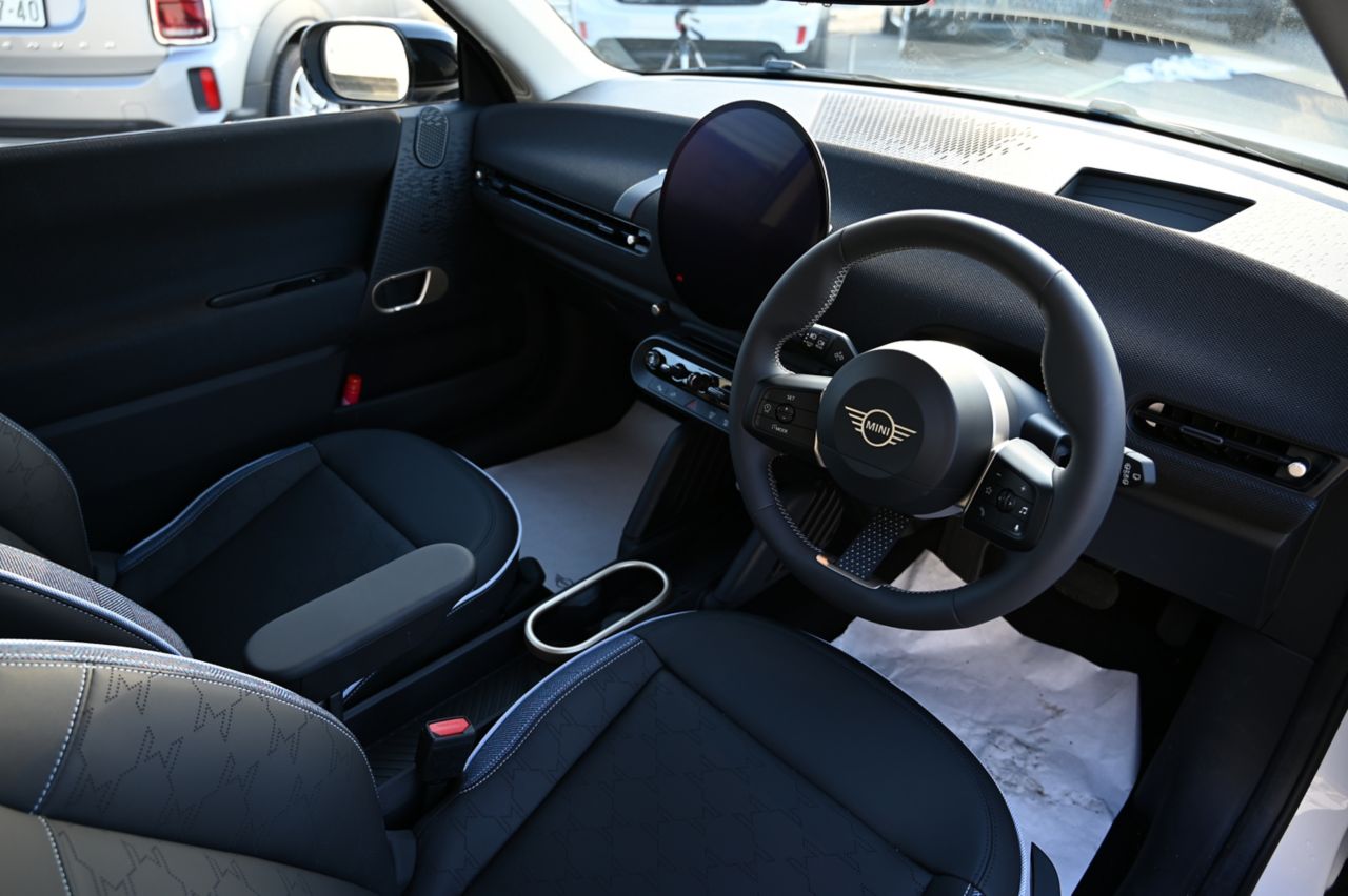 J01 MINI Cooper E
