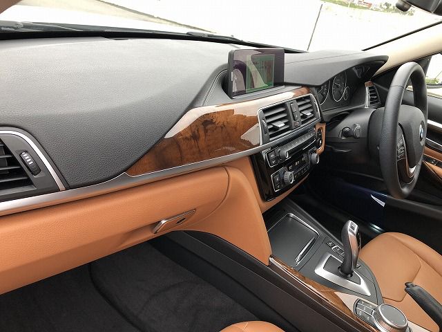 320D SEDAN RHD