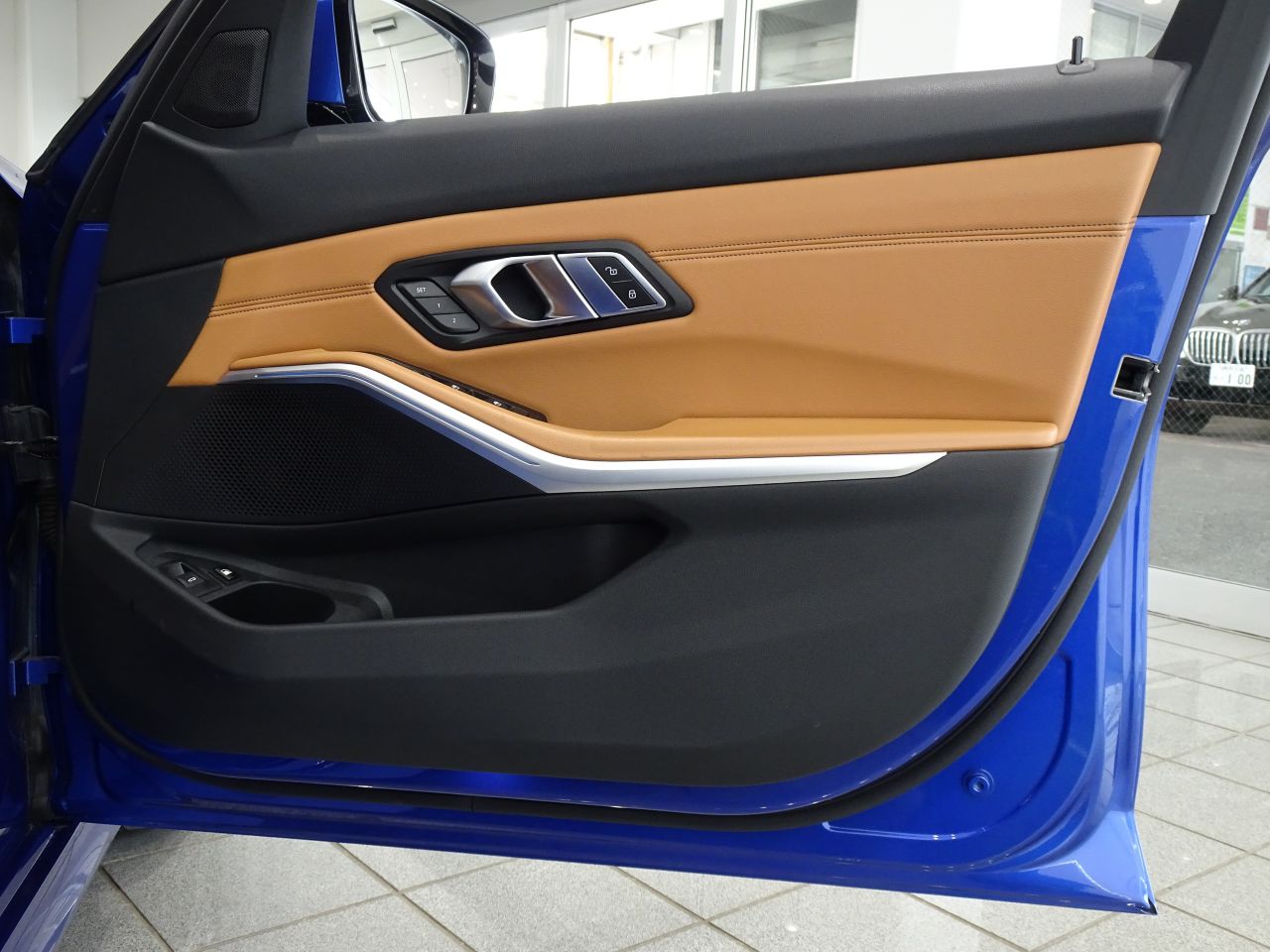 G20 330e Saloon RHD