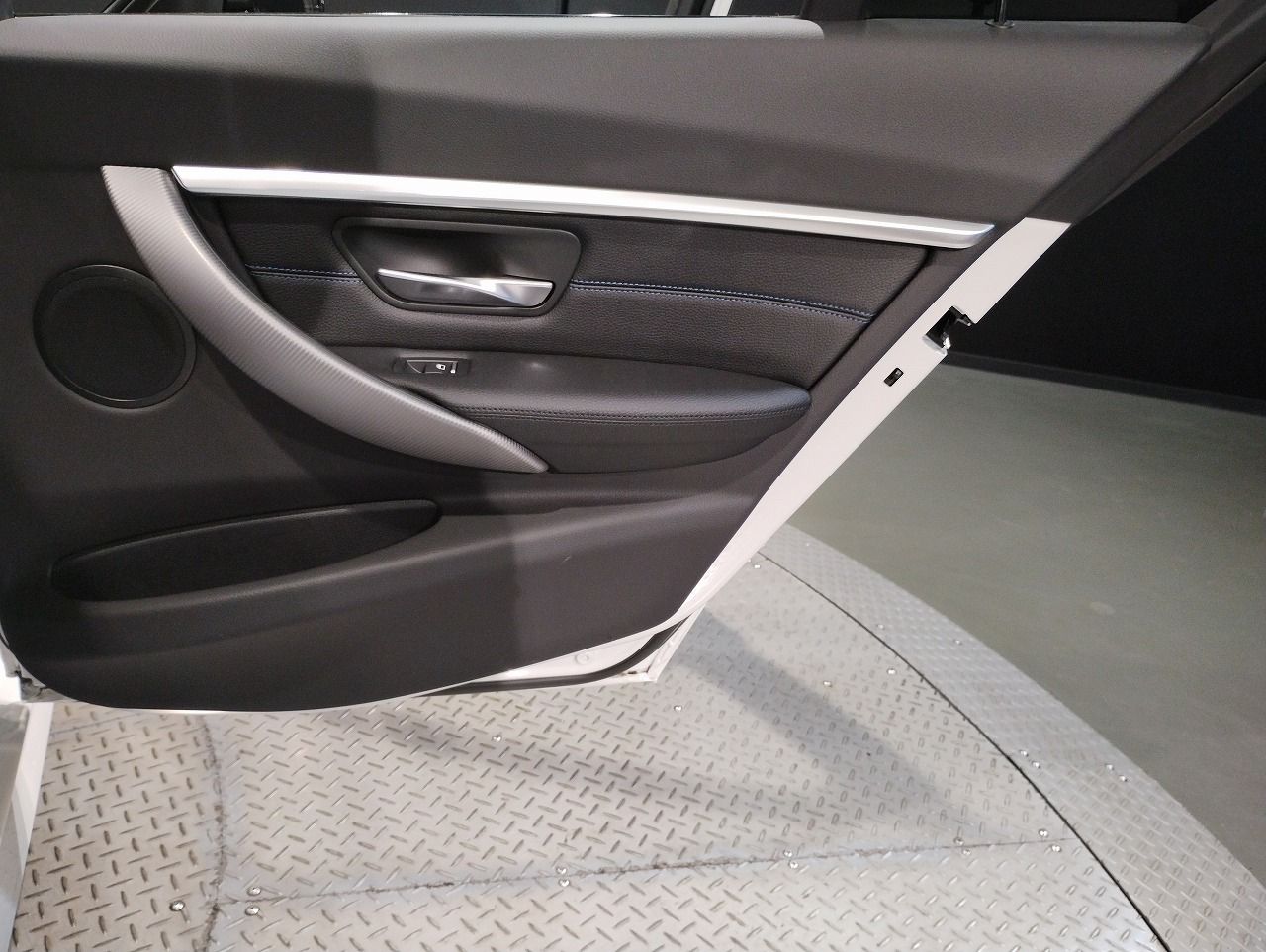 320I SEDAN RHD