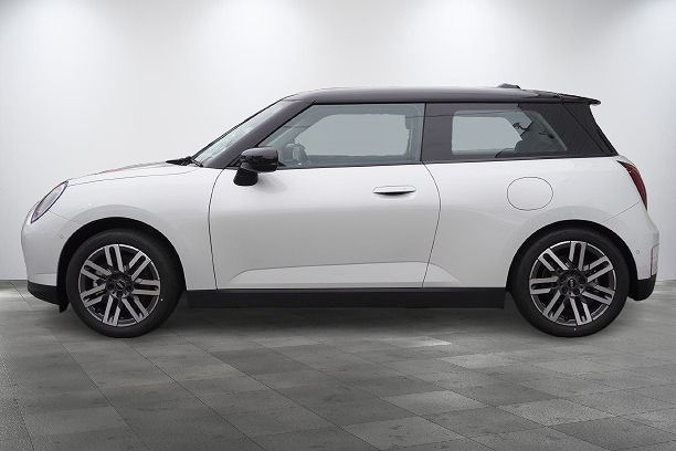 J01 MINI Cooper E