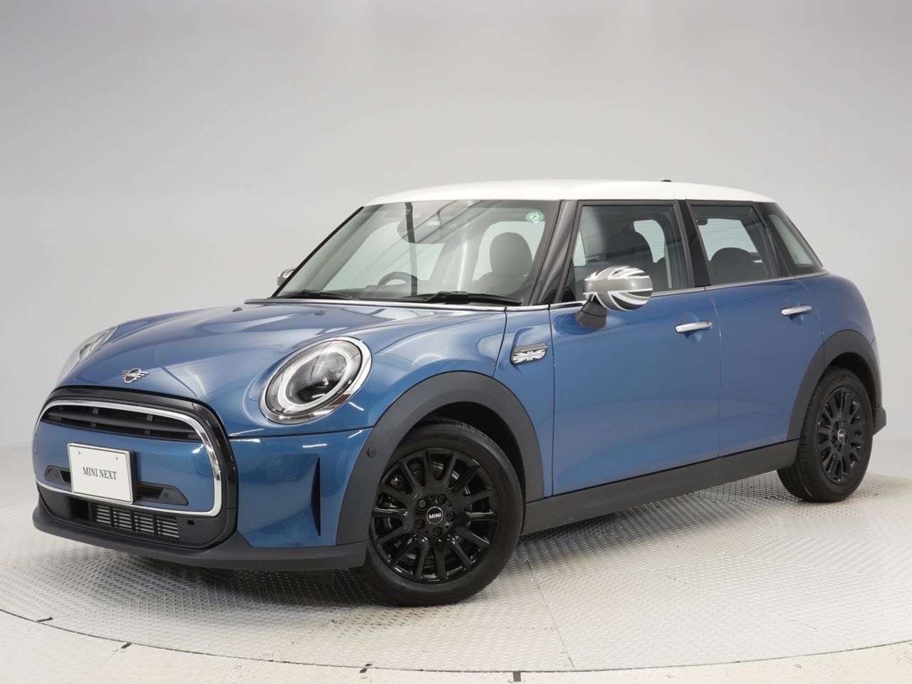 THE NEW MINI COOPER 5 DOOR.