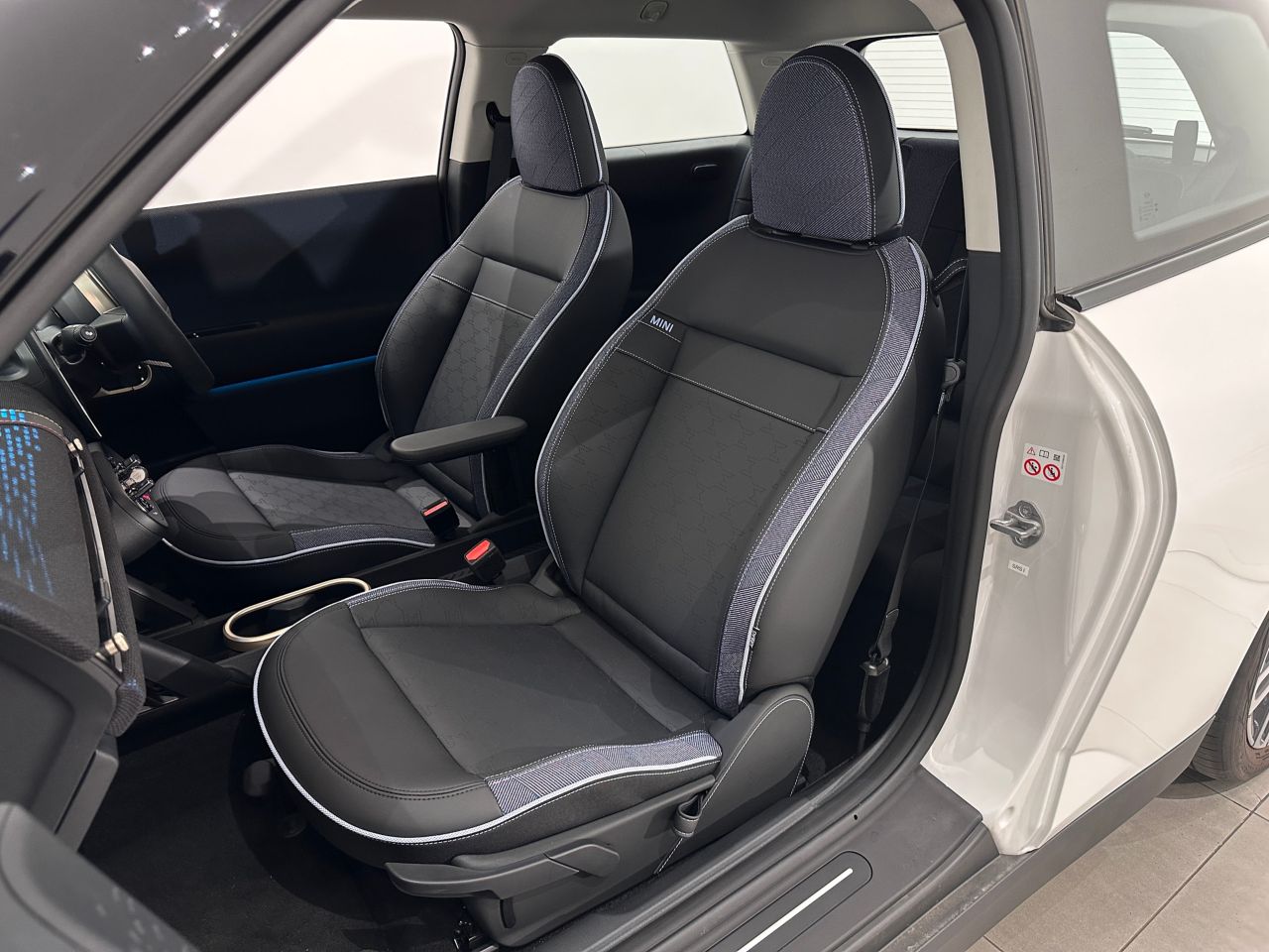 J01 MINI Cooper E
