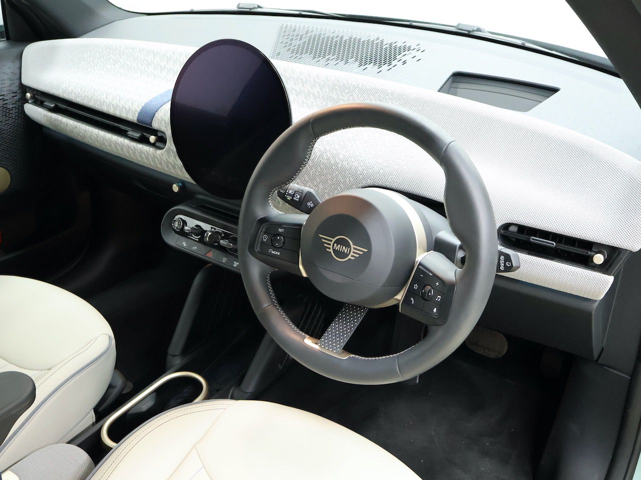 J01 MINI Cooper SE