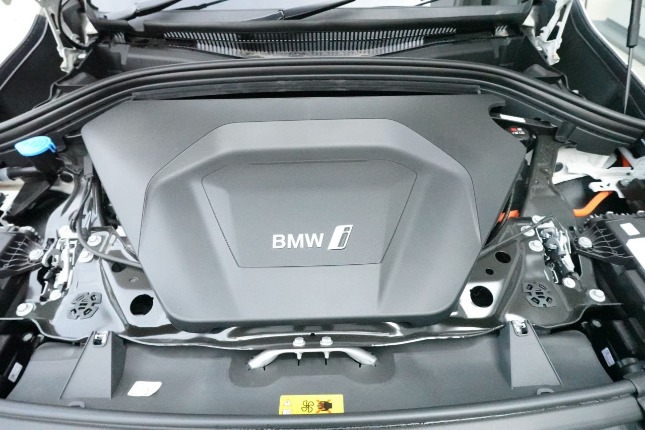 U11 iX1 xDrive30