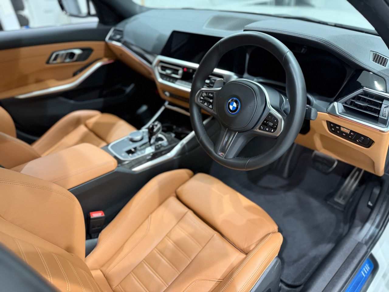 G20 330e Saloon RHD MX