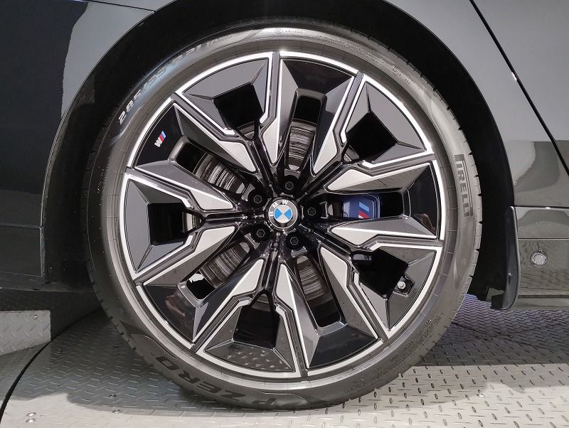 BMW i7 M70 xDrive Sedan RHD