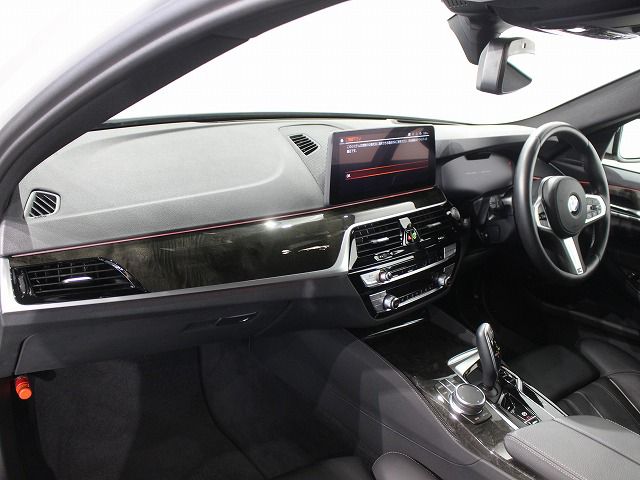 520d xDrive Touring RHD