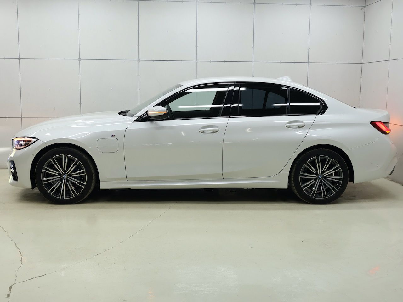 G20 330e Saloon RHD