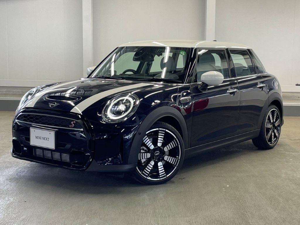 THE NEW MINI COOPER S 5 DOOR.